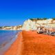 Η ελληνική παραλία με την πορτοκαλί άμμο και το ειδυλλιακό ηλιοβασίλεμα (εικόνες)