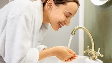 Γιατί πρέπει να σταματήσεις να πλένεις το πρόσωπό σου ενώ κάνεις μπάνιο