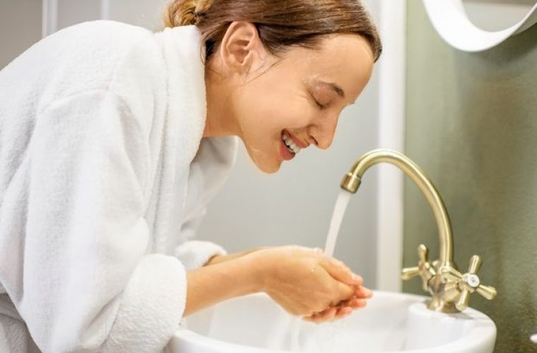 Γιατί πρέπει να σταματήσεις να πλένεις το πρόσωπό σου ενώ κάνεις μπάνιο