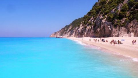 Στην Ελλάδα η παραλία με τα πιο γαλάζια νερά στον κόσμο (εικόνες)