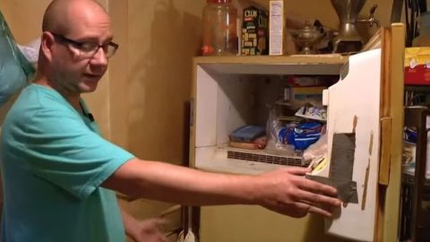 Στον καταψύκτη της μητέρα του υπήρχε επί 37 χρόνια ένα περίεργο κουτί – Όταν το άνοιξε, μετά το θάνατό της, έπαθε το σοκ της ζωής του