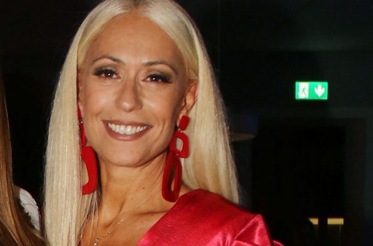 Η Μαρία Μπακοδήμου στα 54 της ποζάρει με μπικίνι μαγιό και προκαλεί πανικό στο instagram