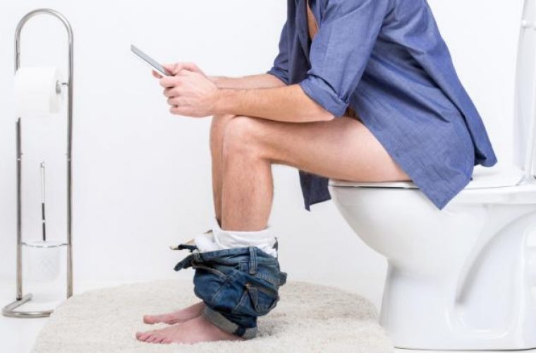 Πώς να καθόμαστε στην τουαλέτα για να γλιτώσουμε εντερικά και άλλα προβλήματα υγείας