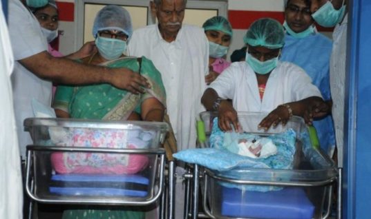 Ινδία: 73χρονη γέννησε δίδυμα και την επομένη ο 82χρονος σύζυγός της υπέστη εγκεφαλικό!
