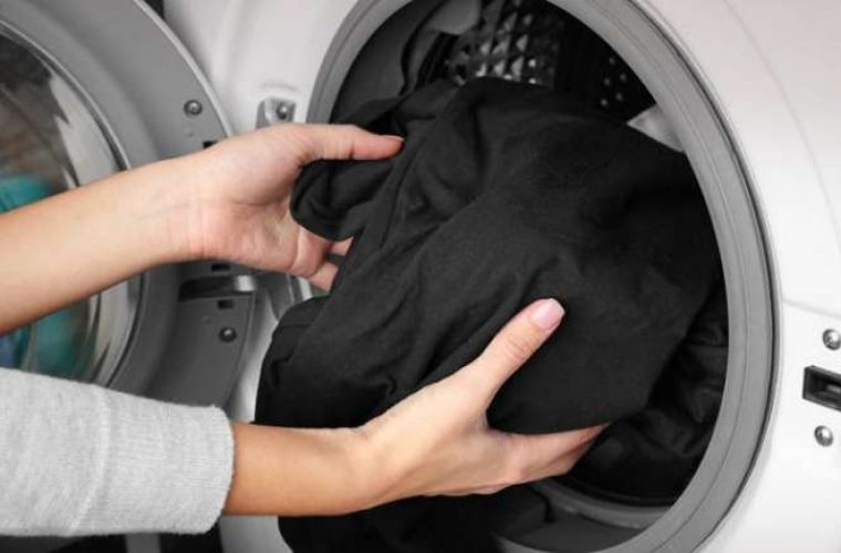Δύο συμβουλές για να μην ξεθωριάσει το μαύρο από τα ρούχα σας
