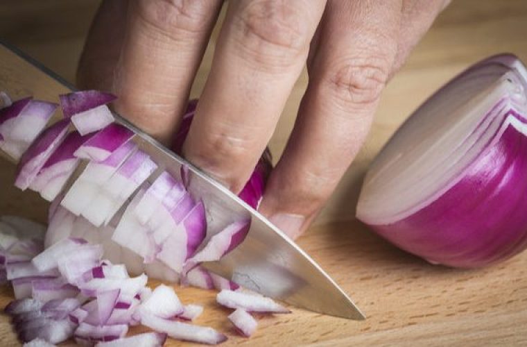 Πώς ξεμυρίζουν τα χέρια από κρεμμύδι και σκόρδο