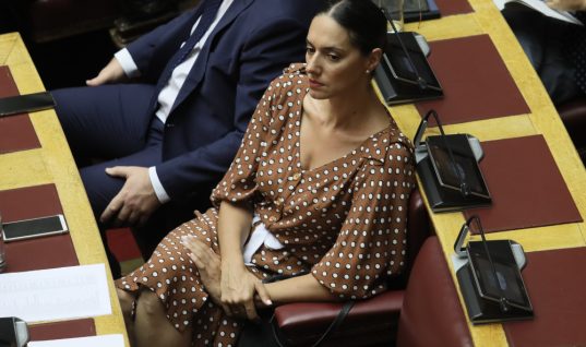 Λιποθύμησε στη Βουλή η Νόνη Δούνια: Τι ανέφερε η ίδια για την υγεία της