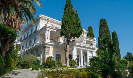 Κέρκυρα: Εικόνες ντροπής στο Αχίλλειο – Έτσι έγινε το παραμυθένιο παλάτι της πριγκίπισσας Σίσσυ (εικόνες)
