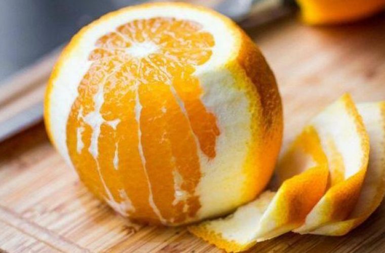 Δείτε τι θα συμβεί αν βάλετε μια φλούδα πορτοκαλιού στον φούρνο σας