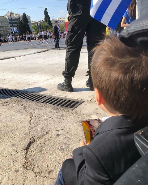 «Μαμά! Ουάου! Μαμά! Ουάου!»: Ο γιος της Σίας Κοσιώνη έβαλε το σακάκι του, πήγε στην παρέλαση και ενθουσιάστηκε! (εικόνα)