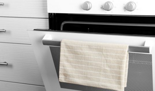 Γιατί δεν πρέπει ποτέ να κρεμάς την πετσέτα της κουζίνας στο φούρνο