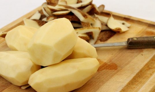 Τι να κάνετε για να μην μαυρίσουν οι κομμένες πατάτες σας