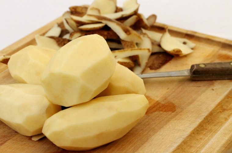 Τι να κάνετε για να μην μαυρίσουν οι κομμένες πατάτες σας