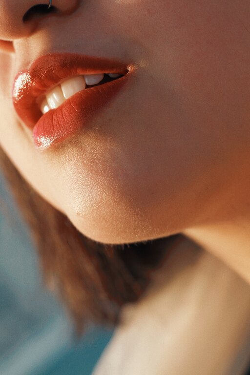 Έσκασαν τα χείλη σου; Με αυτές τις σπιτικές θεραπείες θα αποκτήσουν βελούδινη υφή
