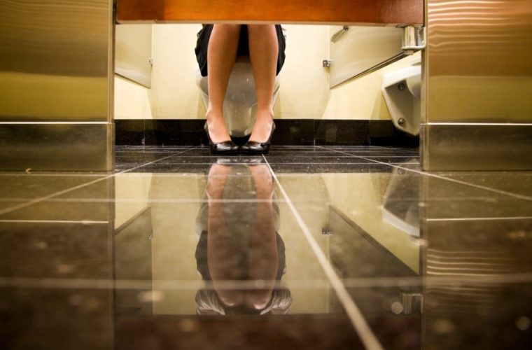 Γιατί οι πόρτες στις δημόσιες τουαλέτες δεν φτάνουν στο πάτωμα