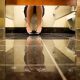 Γιατί οι πόρτες στις δημόσιες τουαλέτες δεν φτάνουν στο πάτωμα