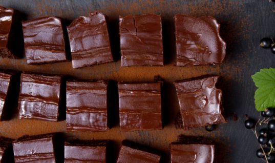 Συνταγή για πανεύκολα σοκολατάκια με σοκοφρέτα και πραλίνα