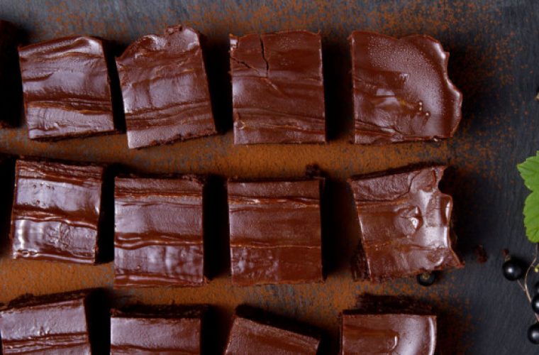Συνταγή για πανεύκολα σοκολατάκια με σοκοφρέτα και πραλίνα