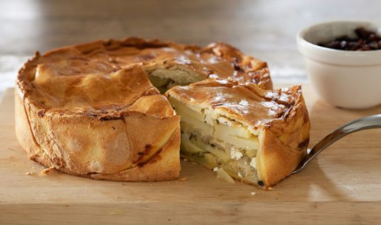Πατατόπιτα με χωριάτικο φύλλο: Μια γευστική και χορταστική πίτα