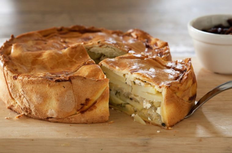 Πατατόπιτα με χωριάτικο φύλλο: Μια γευστική και χορταστική πίτα