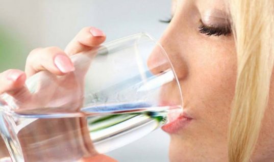 4 εύκολα και έξυπνα tips για να πίνετε περισσότερο νερό μέσα στη μέρα