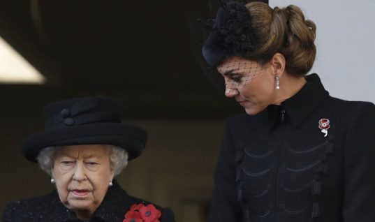 Οταν έκλαψε η βασίλισσα Ελισάβετ -Στην τελετή μνήμης, με Κέιτ Μίντλετον και Μέγκαν Μαρκλ, ντυμένες στα μαύρα (εικόνες)