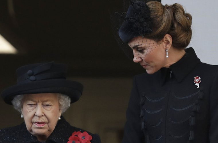 Οταν έκλαψε η βασίλισσα Ελισάβετ -Στην τελετή μνήμης, με Κέιτ Μίντλετον και Μέγκαν Μαρκλ, ντυμένες στα μαύρα (εικόνες)