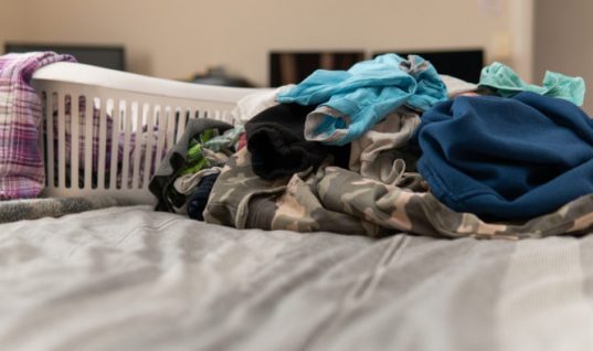 Γιατί να ΜΗΝ αφήνετε ποτέ τα άπλυτα ρούχα επάνω στο κρεβάτι