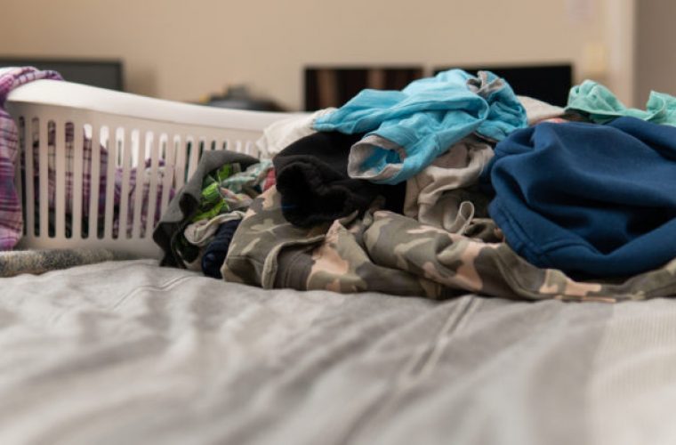 Γιατί να ΜΗΝ αφήνετε ποτέ τα άπλυτα ρούχα επάνω στο κρεβάτι