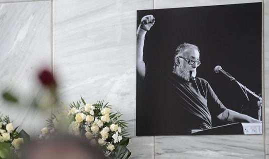 Θάνος Μικρούτσικος: Συντετριμμένοι η σύζυγος και τα παιδιά του στην κηδεία (εικόνες)