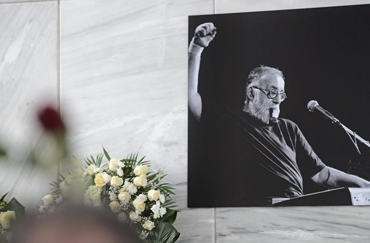 Θάνος Μικρούτσικος: Συντετριμμένοι η σύζυγος και τα παιδιά του στην κηδεία (εικόνες)