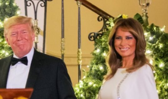 Η Μελάνια Τραμπ τους θάμπωσε όλους στο Λευκό Οίκο: Με θεϊκό κάτασπρο, αυτοκρατορικό φόρεμα (εικόνες)