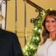 Η Μελάνια Τραμπ τους θάμπωσε όλους στο Λευκό Οίκο: Με θεϊκό κάτασπρο, αυτοκρατορικό φόρεμα (εικόνες)