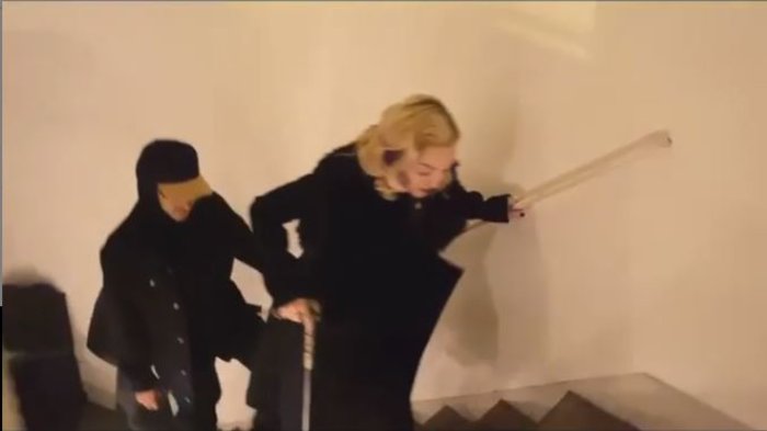 Σοκάρει η εικόνα της Μαντόνα: Mε μπαστούνι και υποβασταζόμενη (εικόνες )