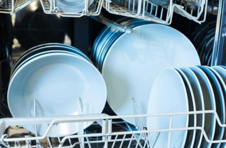 Πώς να καθαρίσετε και να απολυμάνετε το πλυντήριο πιάτων σας χωρίς χημικά