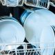 Πώς να καθαρίσετε και να απολυμάνετε το πλυντήριο πιάτων σας χωρίς χημικά