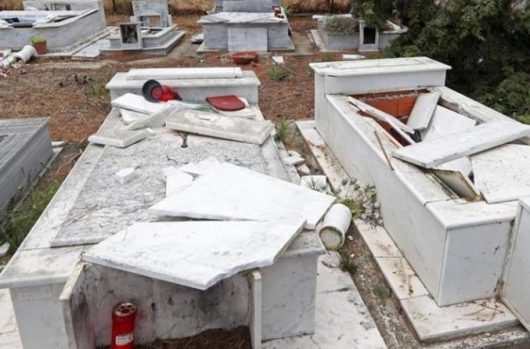 Σοκ στη Μεσσηνία: Ανήλικοι ξέθαψαν νεκρή και την ακούμπησαν καθιστή στην είσοδο του νεκροταφείου