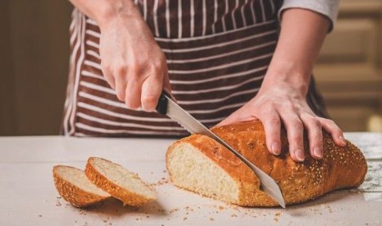 Αυτό είναι το κόλπο για να κόψεις ομοιόμορφα το ψωμί και να μην θρυμματιστεί