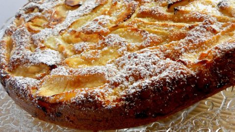 Το ελαφρύ γλυκό που θα λατρέψεις: Κλαφουτί με μήλα και κανέλα χωρίς ζύμη