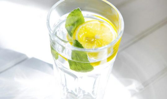Νερό με λεμόνι: Ενισχύστε το ανοσοποιητικό σας σύστημα εύκολα και γρήγορα