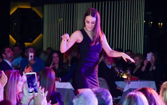 Μαρία Βοσκοπούλου: Χόρεψε τσιφτετέλι στην πρεμιέρα του πατέρα της και εντυπωσίασε! (εικόνες)