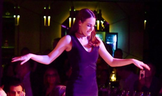 Μαρία Βοσκοπούλου: Χόρεψε τσιφτετέλι στην πρεμιέρα του πατέρα της και εντυπωσίασε! (εικόνες)