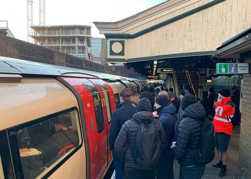 Και ο μήνας έχει εννιά στην Αγγλία: Απίστευτες εικόνες από το μετρό του Λονδίνου (φωτό)