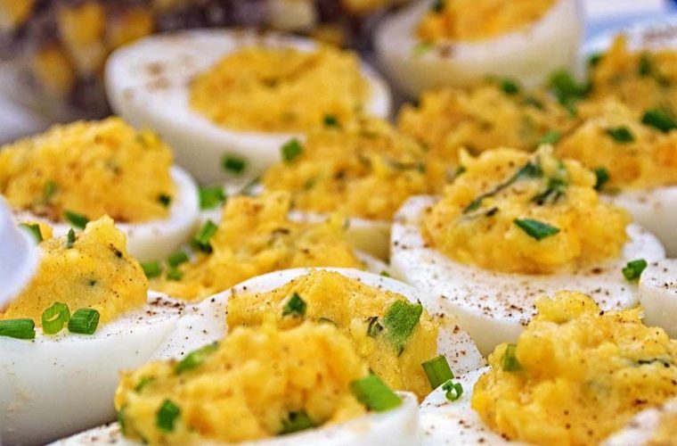Αυγά γεμιστά με μαγιονέζα και μυρωδικά: Εύκολη συνταγή για αυτά που έμειναν!