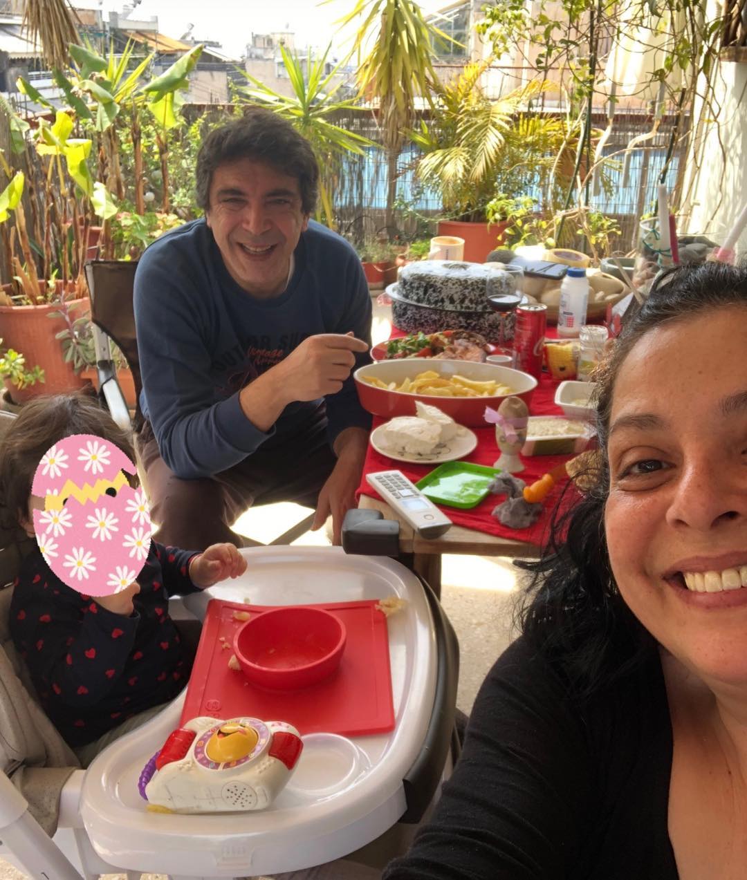 Βασιλική Ανδρίτσου: Το γεύμα στη βεράντα με τον σύζυγο και την κόρη τους! (εικόνα)