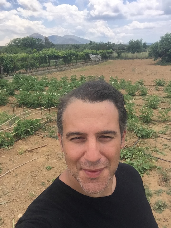 Έλληνας τραγουδιστής έγινε αγρότης και ξενοδόχος στην Εύβοια! (εικόνες)