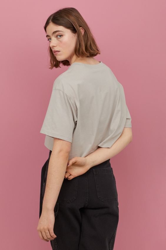 H Βίκυ Καγιά μας δείχνει πώς να κάνουμε ένα απλό μπλουζάκι από τα H&M να δείχνει στιλάτο! (εικόνα)