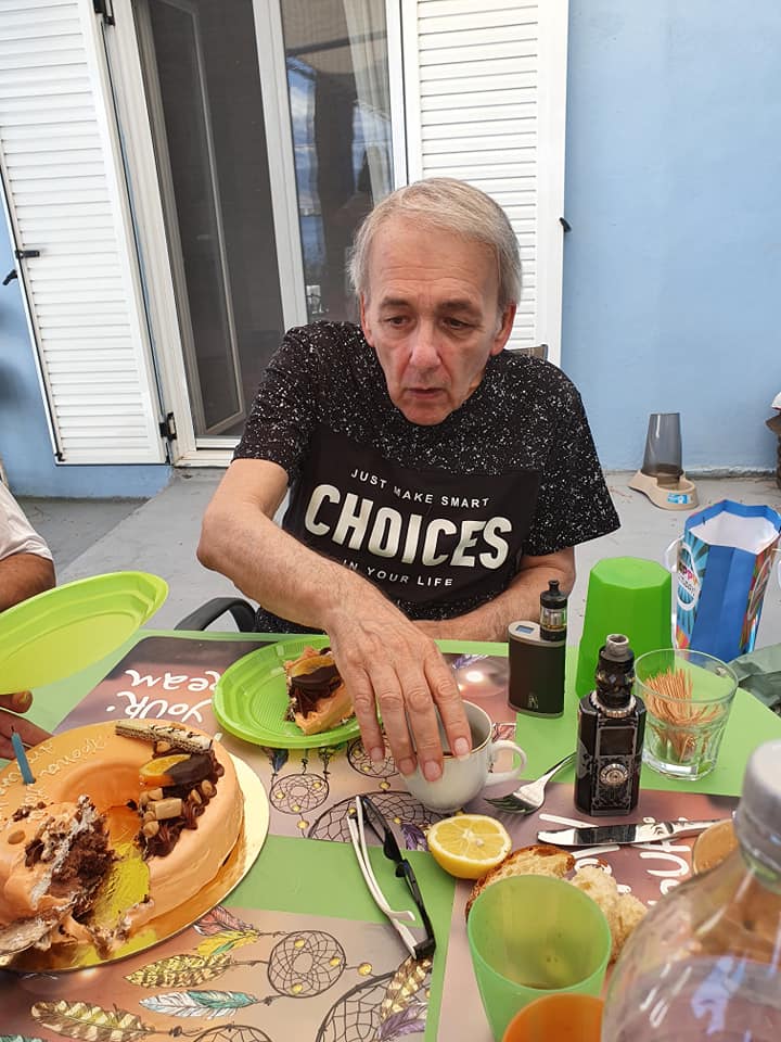 Ανδρέας Μικρούτσικος: Μικρό πάρτι για τα γενέθλιά του με την σύντροφό του και τη Βόσσου δίπλα του! (εικόνες)