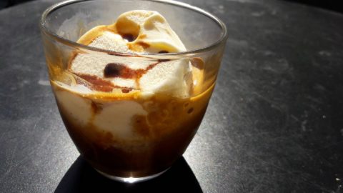 Affogato σπιτικό: Καφές με παγωτό, μια γλυκιά απόλαυση για τα απογεύματα του καλοκαιριού!
