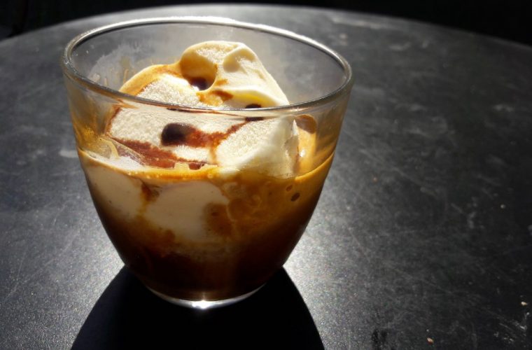 Affogato σπιτικό: Καφές με παγωτό, μια γλυκιά απόλαυση για τα απογεύματα του καλοκαιριού!